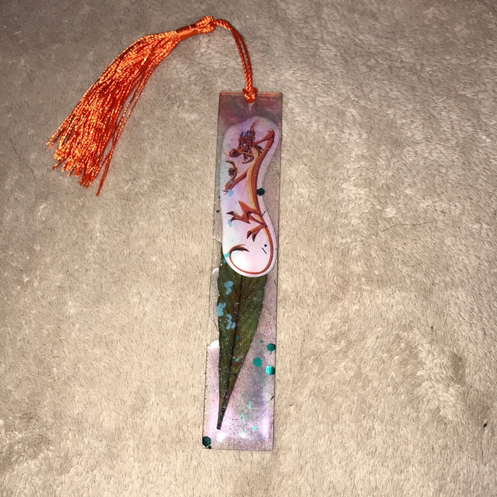 Custom epoxy resin bookmark dragon 🐉 and my favorite leaf 🍁 New